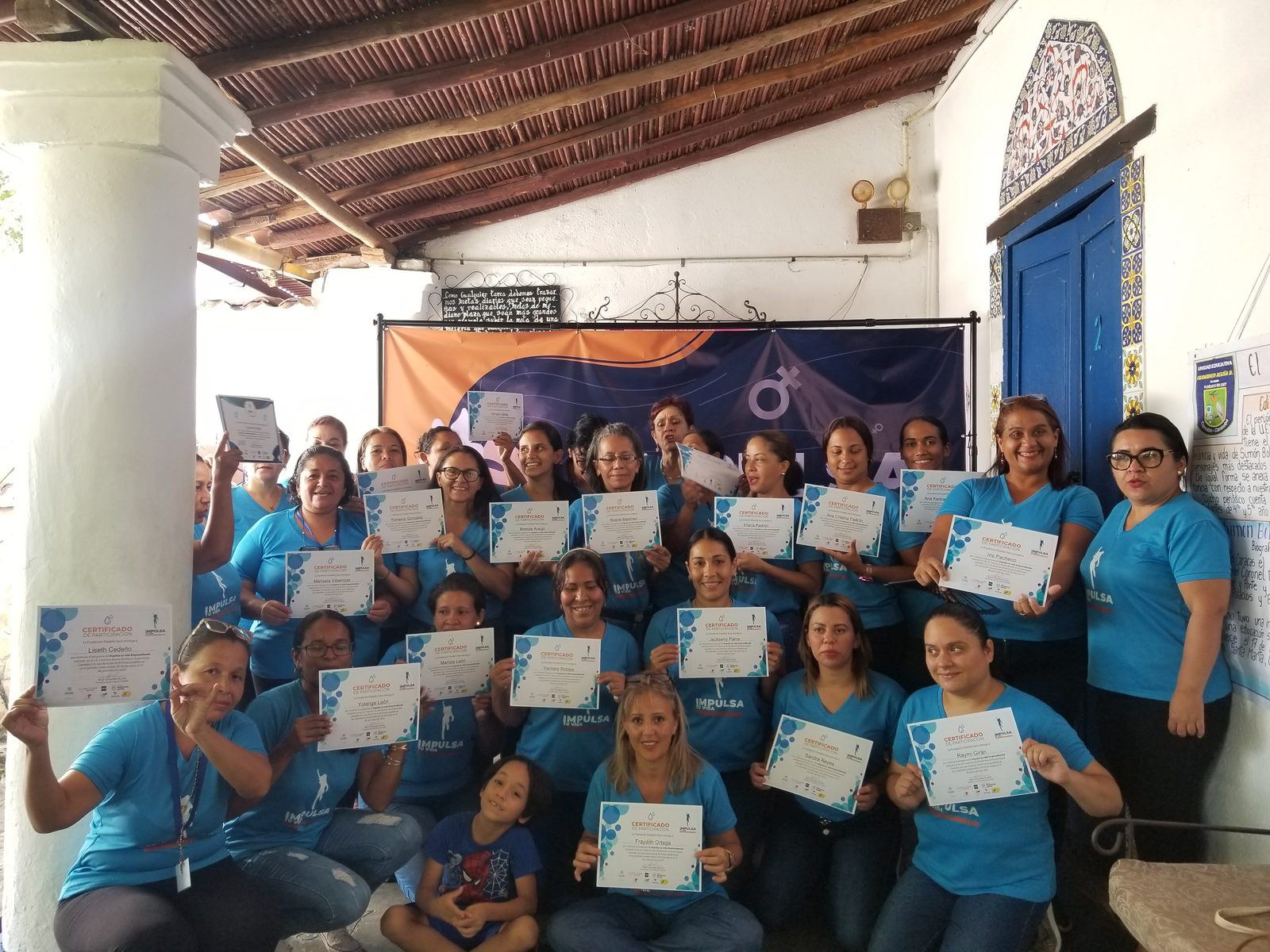 Participantes de Impulsa tu Vida Emprendiendo mostrando sus certificados