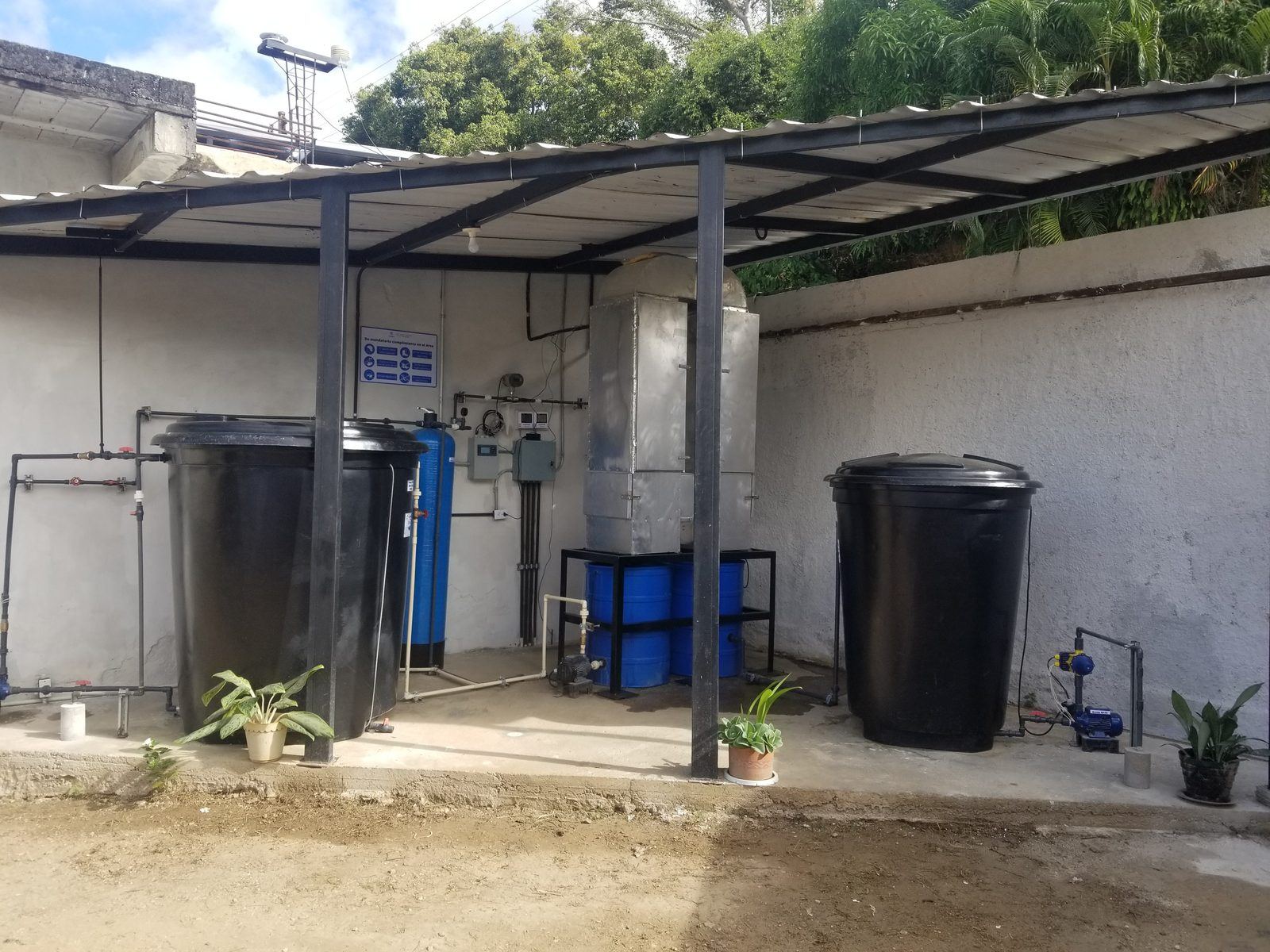 Planta potabilizadora de Fundación Potabilis con sus tanques y filtros