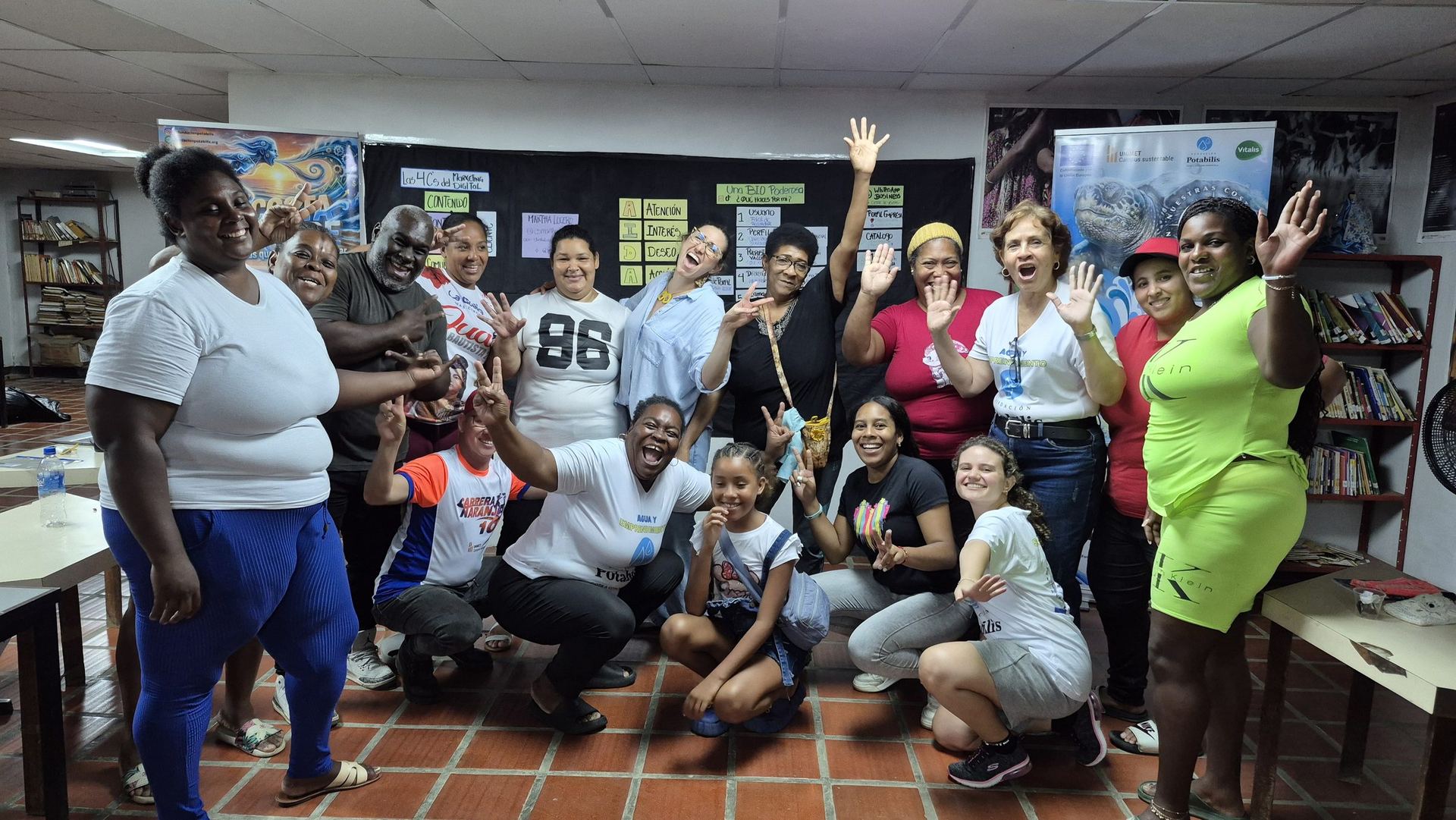 Participantes de un programa de Fundación Potabilis celebrando juntos en un aula